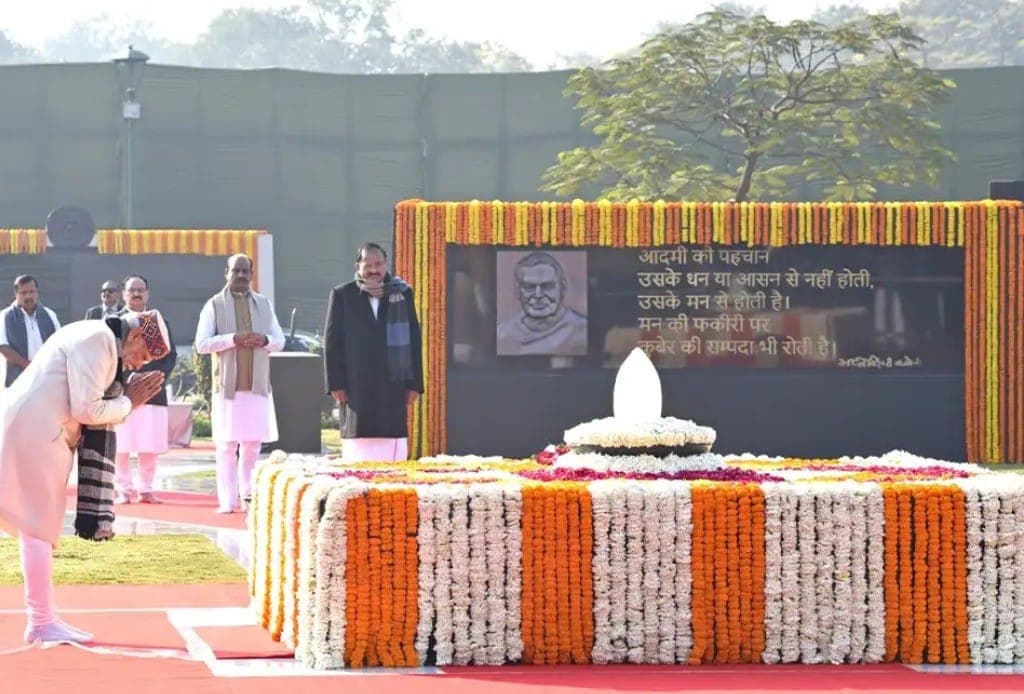 पीएम मोदी लखनऊ कार्यक्रम के दौरान संबोधन देते हुए