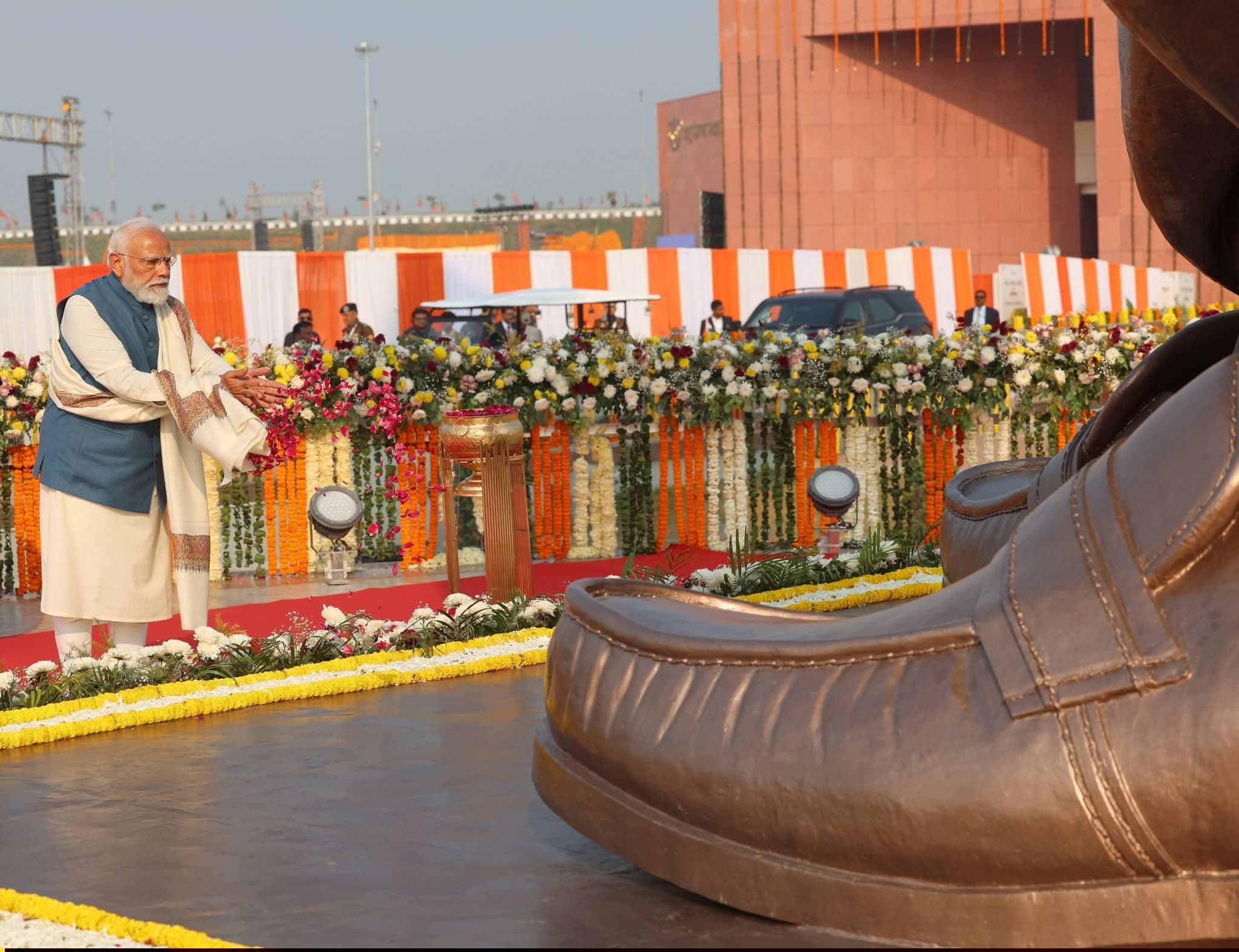 लखनऊ में राष्ट्र प्रेरणा स्थल का उद्घाटन करते प्रधानमंत्री नरेंद्र मोदी