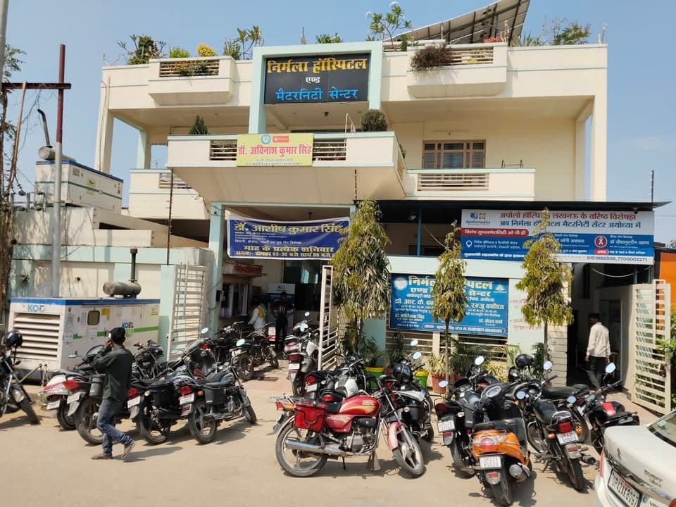 अयोध्या में महिला की मौत के बाद विवाद, परिजनों ने एडीए से निर्मला हॉस्पिटल निर्माण की जांच की मांग की